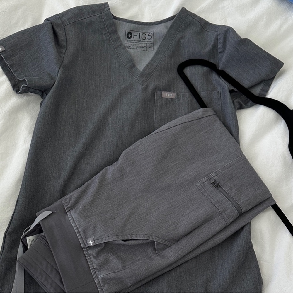 Figs Charcoal XS Catarina Top and Petite Zamora Joggers - Picture 2 of 4